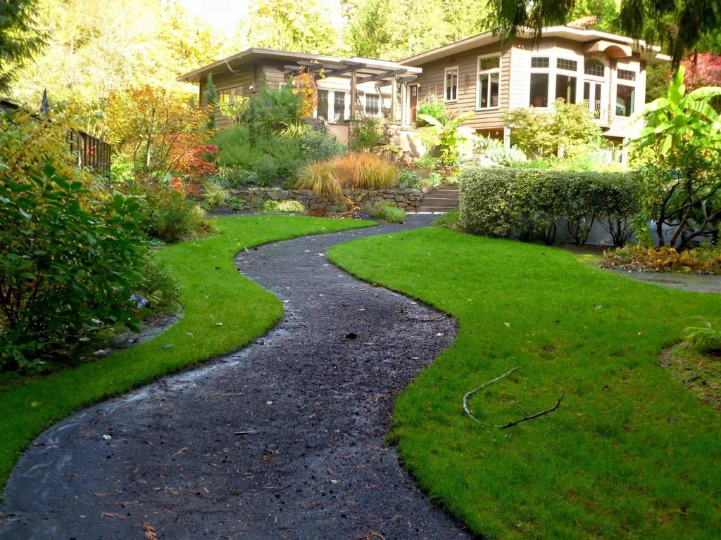 jardin feng shui, une allée sinueuse, des plantes qui équilibrent l'énergie