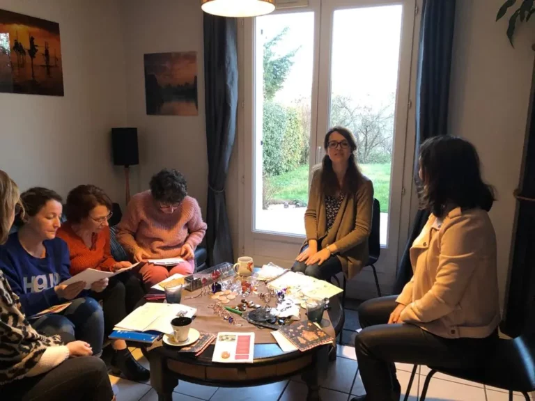 atelier feng shui. petit groupe autour d'une table qui réfléchit et acquiert des conseils feng shui